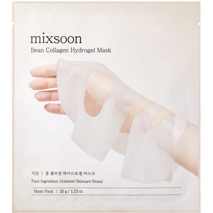 mixsoon Bean Collagen Hydrogel Mask 35 g fuktighetsgivende ansiktsmaske med hvit hydrogel drapert over en hånd