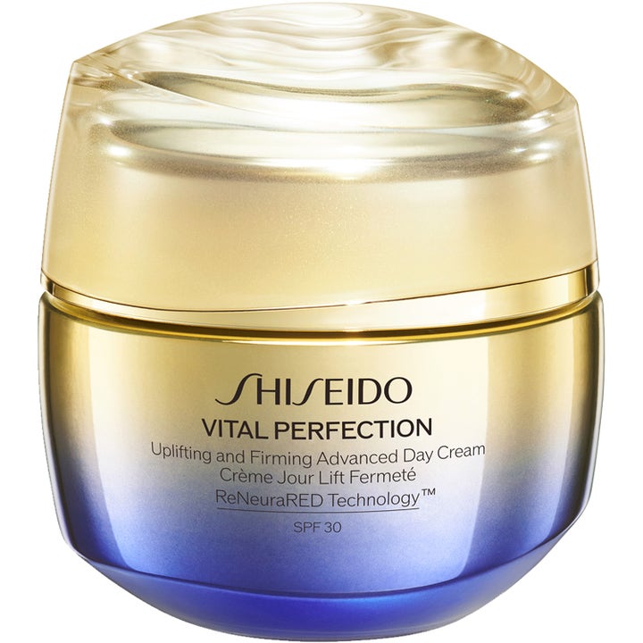 Shiseido Vital Perfection SPF 30 oppstrammende dagkrem i en elegant gull- og lillafarget glasskrukke med gullokk.