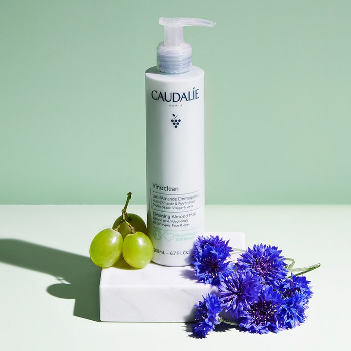 Caudalie Vinoclean Cleansing Almond Milk 200 ml pleiende rengjøringsmelk i hvit pumpeflaske med druer og kornblomster