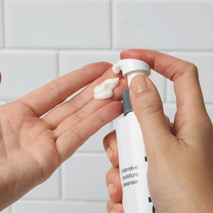 Dermalogica Intensive Moisture Cleanser 150 ml fuktighetsgivende ansiktsrens pumpes ut i hendene som en hvit krem.