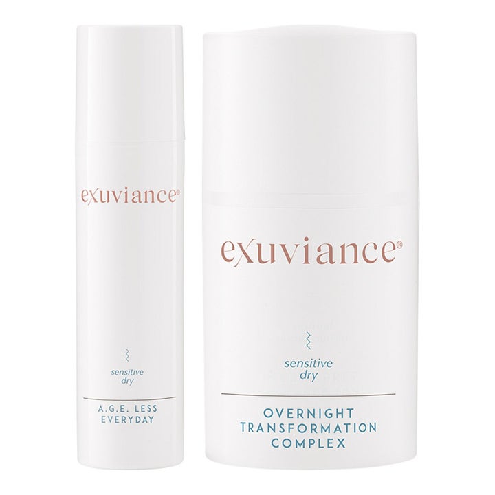 Exuviance A.G.E. Less Everyday og Overnight Transformation Complex fuktighetskrem for sensitiv tørr hud i hvite flasker.