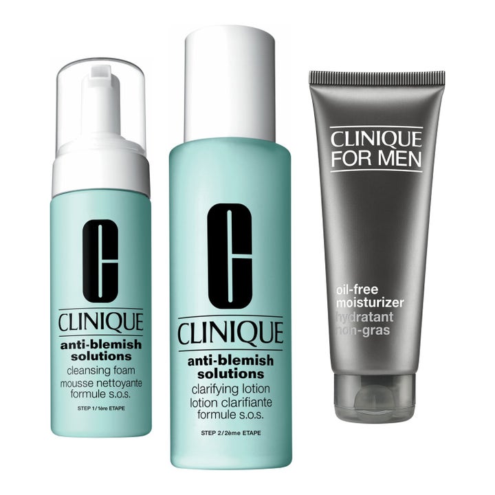 Clinique Anti-Blemish Solutions hudpleiesett mot urenheter med rens og krem i lyseblå flasker og mørkegrå tube.