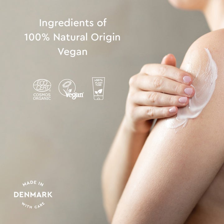 Urtekram Nordic Berry Body Cream 200 ml fuktighetsgivende kroppskrem viser hvit krem på hud og veganske merker