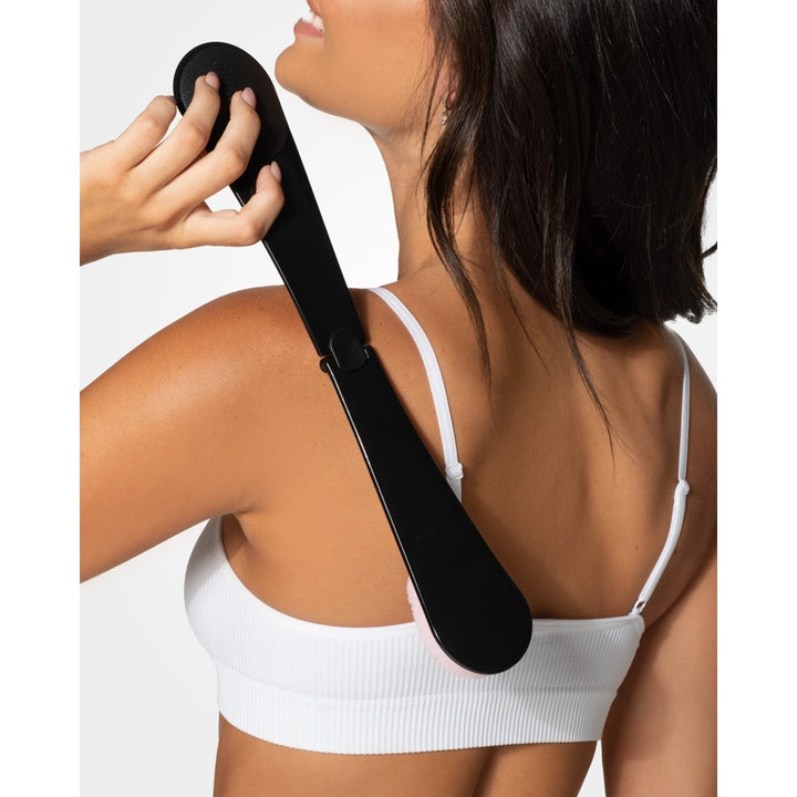 Loving Tan Easy To Reach Back Applicator Black 1 stk selvbruningstilbehør vist i bruk på ryggen til en kvinne