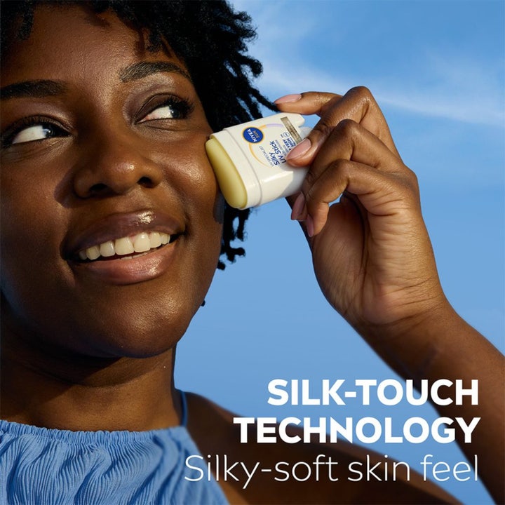 NIVEA UV Face Specialist Silky UV Stick 15 g solkrem påføres direkte på huden og gir en silkemyk følelse.