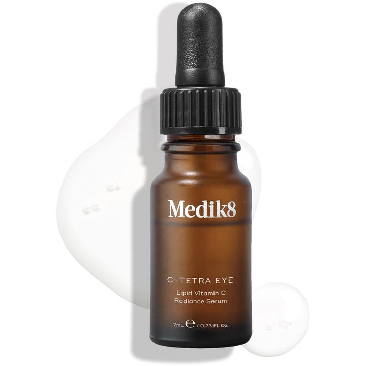 Medik8 C-Tetra Eye 7 ml øyeserum med lipid vitamin C gir glød i brun glassflaske foran flytende serum.