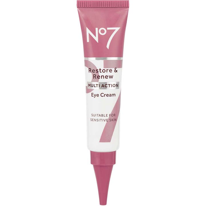 No7 Restore & Renew Multi Action Eye Cream 15 ml strammer opp huden i en lilla og hvit tube med spiss tupp