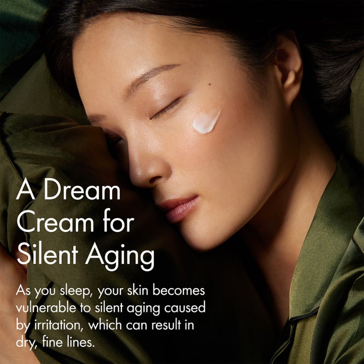 Origins Dr. Weil Mega Mushroom Overnight Recovery Cream 50 ml beroligende nattkrem på sovende kvinne motvirker silent aging.