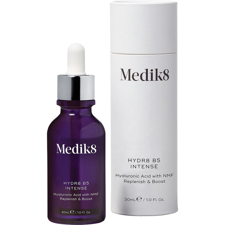 Medik8 Hydr8 B5 Intense 30 ml serum med hyaluronsyre og NMF i lilla glassflaske og hvit sylindrisk eske.