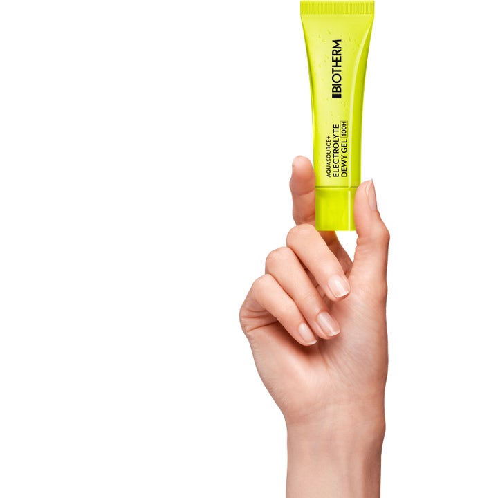 Biotherm Aquasource+ Electrolyte Dewy Gel 100H 30 ml fuktighetsgivende gel i en limegrønn tube holdt av en hånd
