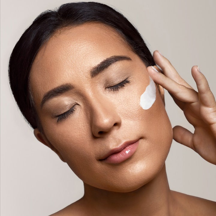 Swiss Clinic Regenerating Cream 100 ml nattkrem som gir fuktighet vist med hvit krem påført en kvinnes kinn