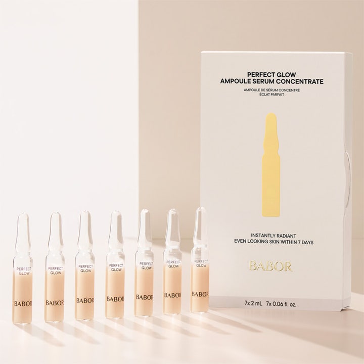 Babor Ampoule Concentrates Perfect Glow 14 ml glødgivende serum med syv glassampuller ved siden av en hvit eske