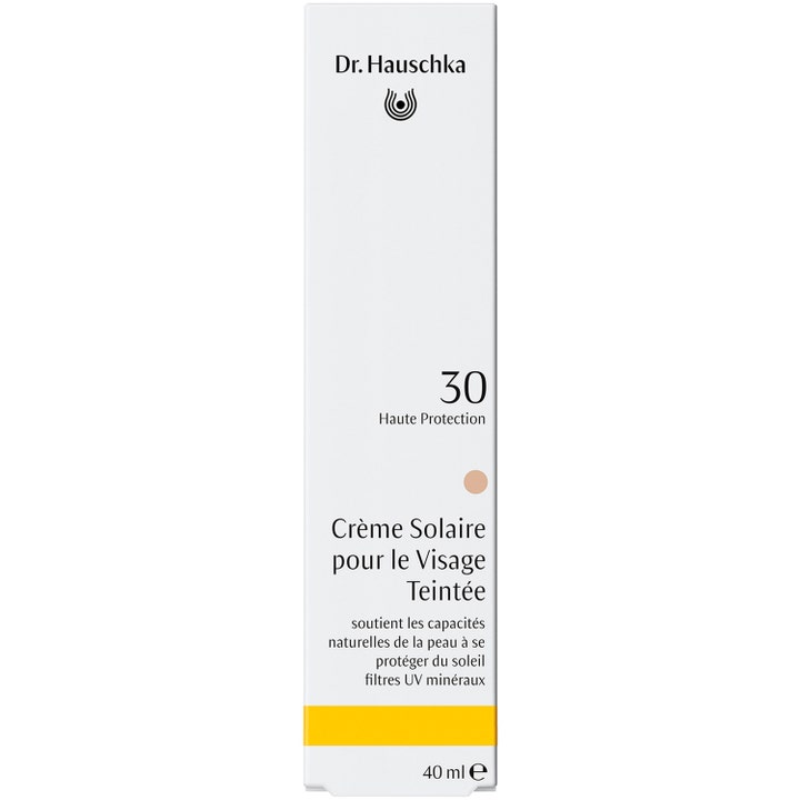 Dr. Hauschka Tinted Face Sun Cream SPF30 40 ml farget dagkrem i hvit eske med gul stripe og fransk tekst