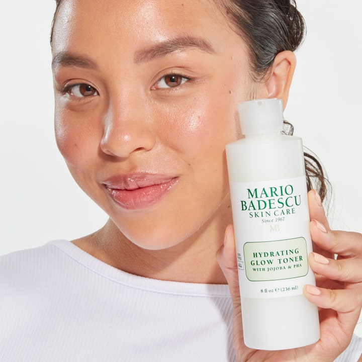 Mario Badescu Hydrating Glow Toner 236 ml fuktighetsgivende ansiktsvann holdt av kvinne med glødende hud