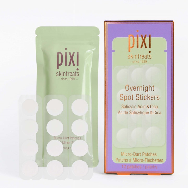 Pixi Overnight Spot Stickers 12 stk kviselapper med salisylsyre og cica i lilla eske og grønn pose