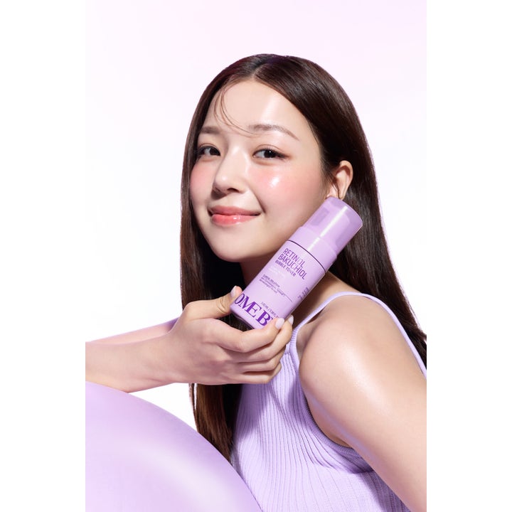 Some By Mi Retinol Bakuchiol Bubble Toner 100 ml gir glød vist med en kvinne som holder den lilla pumpflasken