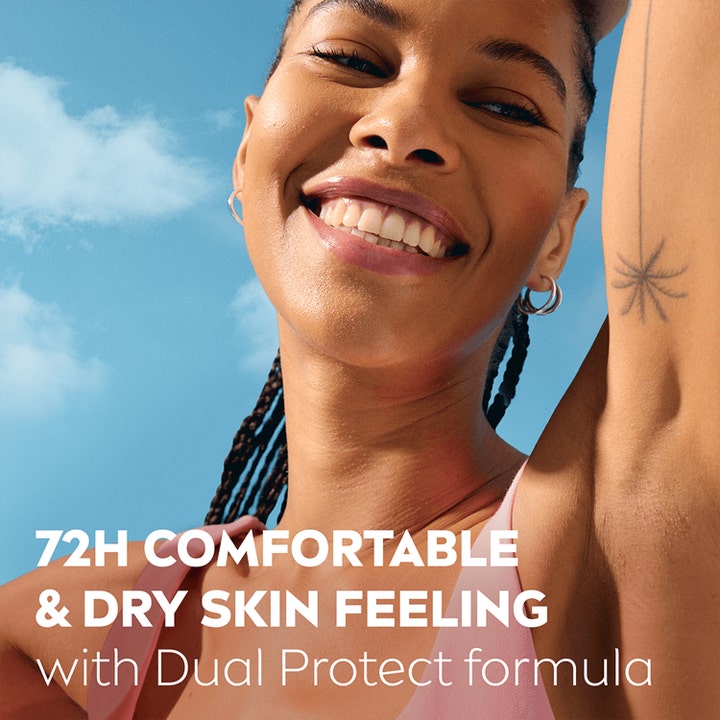 NIVEA Dry Comfort Spray 150 ml deospray gir tørr hudfølelse vist med smilende kvinne ute i solen