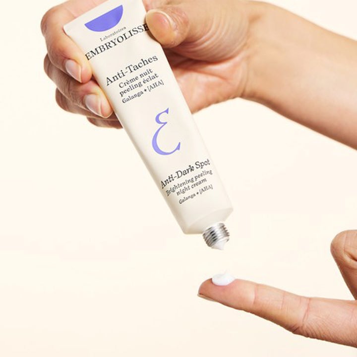 Embryolisse Brightening Dark Spot Night Peeling 40 ml nattkrem med AHA og hvit tekstur som påføres fra hvit tube.