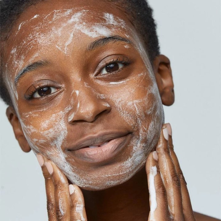 Dermalogica Special Cleansing Gel 500 ml ansiktsrens som lager et lett, hvitt skum på huden ved vask.