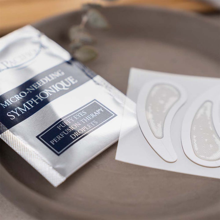 Beauté Pacifique Symphonique Microneedling Eye Patches 1 stk mot hovne øyne vist som sachet og to synlige eye patches