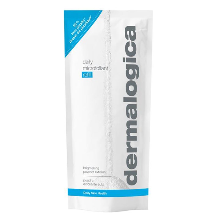 Dermalogica Daily Microfoliant Refill eksfolierende pulver som gir glød i hvit pose med blå detaljer og vertikal logo