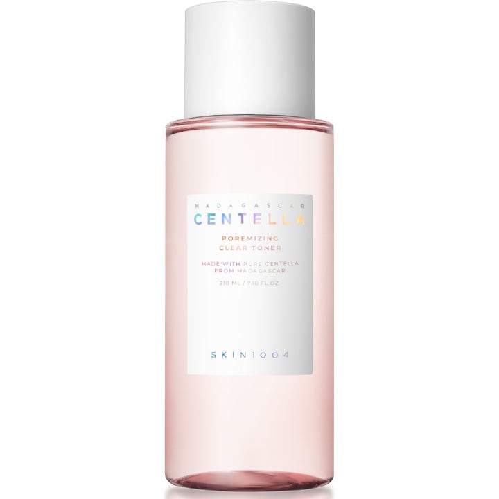 Skin1004 Madagascar Centella Poremizing Clear Toner 210 ml porensende toner i rosa gjennomsiktig flaske med hvitt lokk