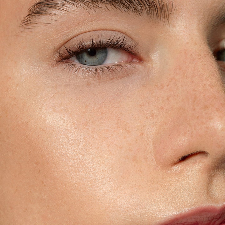 MÁDARA H2O Tint Hyaluron Tinted Serum 30 ml Sun Flower farget serum gir fuktighet og naturlig glød til hud med fregner