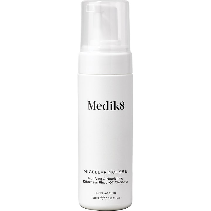 Medik8 Micellar Mousse 150ml rensende ansiktsmousse som gir næring i hvit flaske med pumpe og transparent lokk.