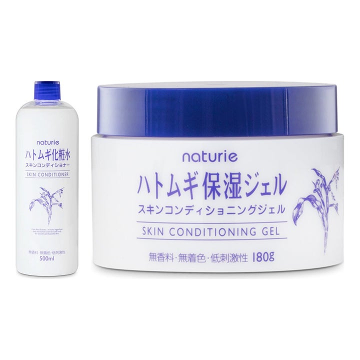Naturie Hatomugi Skin Conditioner 500ml og Gel 180g gir fuktighet i hvit flaske og krukke med blå detaljer.
