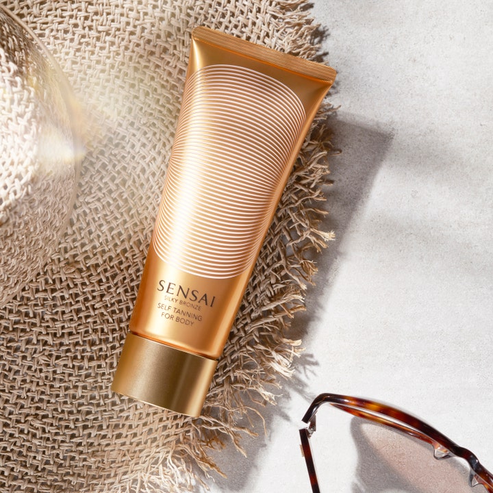Sensai Silky Bronze Self Tanning For Body 150 ml gir glød i bronsefarget tube på stråhatt