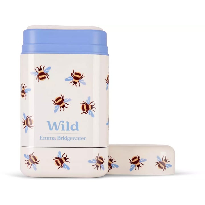 Wild Deo Stick Bee Case Honey Cactusflower 40 g deodorant i hvit hylse med humlemønster og Emma Bridgewater logo.