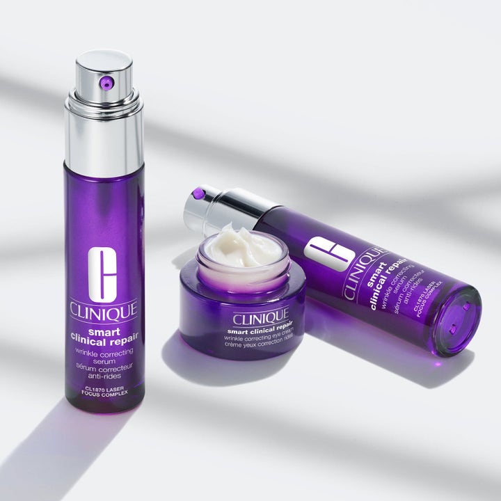 Clinique Firm & Lift 65 ml strammende hudpleie i lilla beholdere med sølvdetaljer og synlig hvit kremtekstur