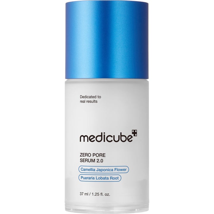 Medicube Zero Pore Serum 2.0 37 ml minimerer porer i en hvit frostet flaske med blå kork.