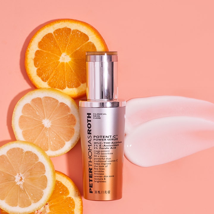 Peter Thomas Roth Potent C Power Serum 30 ml ansiktsserum med vitamin C ved siden av sitrusskiver og hvit krem.