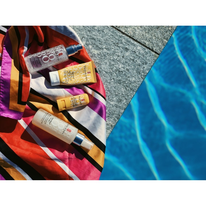 Elizabeth Arden Eight Hour Cream Sun Defense SPF50 50 ml solkrem for ansiktet i gul tube ved et basseng