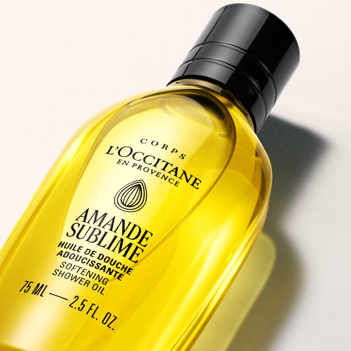 L'Occitane en Provence Almond Shower Oil 75 ml mykgjørende dusjolje i gjennomsiktig flaske med gyllen olje og sort kork