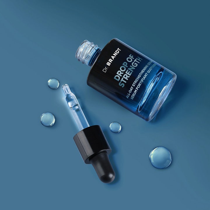 Dr Brandt Drop Of Strength 30 ml styrkende ansiktsserum i mørk glassflaske med pipette og klare serumdråper