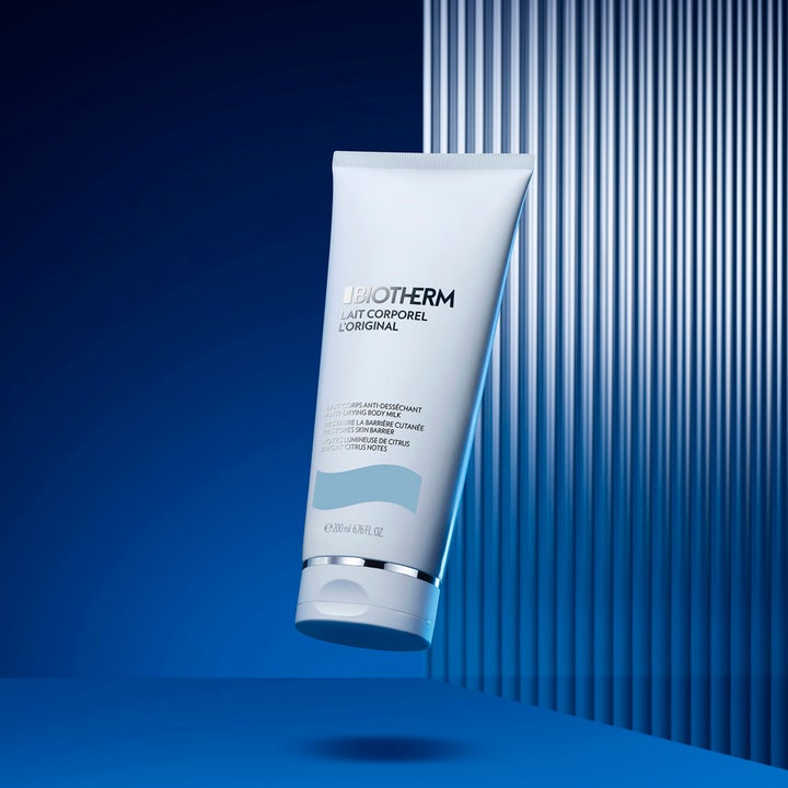 Biotherm Lait Corporel 200 ml fuktighetsgivende body lotion i hvit tube mot en blå rillet bakgrunn