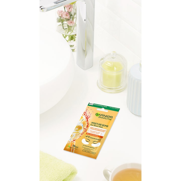 Garnier Skin Active Eye Tissue Mask Orange 1 stk øyemaske mot mørke ringer i oransje pose på hvit baderomshylle