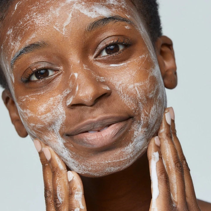 Dermalogica Special Cleansing Gel 50 ml ansiktsrens som fjerner urenheter vist som hvitt skum i ansiktet