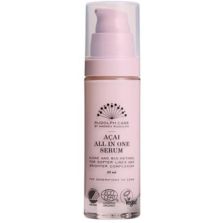 Rudolph Care Açai All In One Serum 30 ml glødgivende ansiktsserum i en lyserosa pumpeflaske med klar kork.