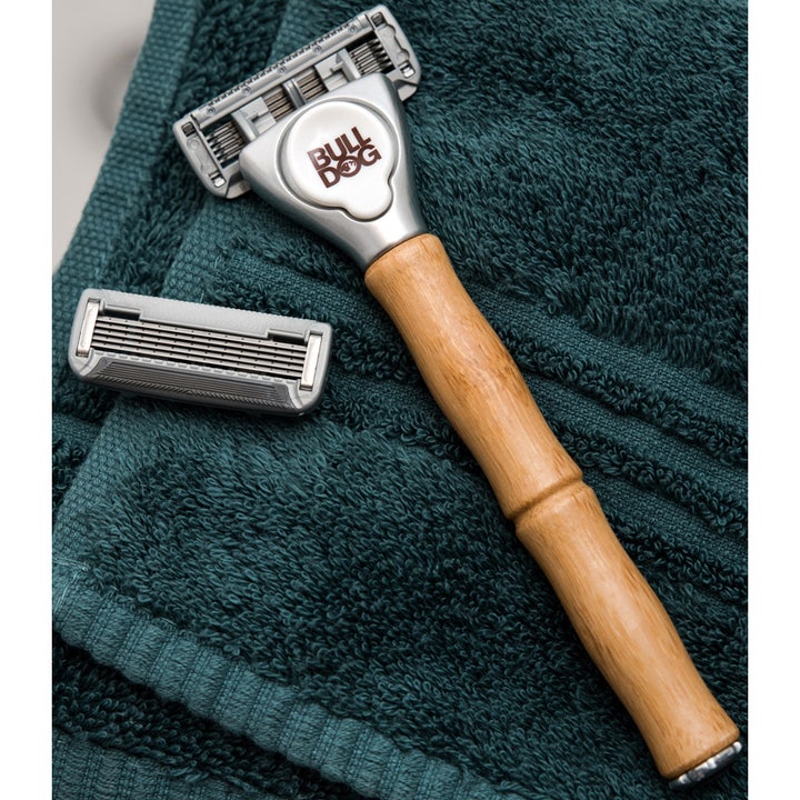 Bulldog Original Steel Blades 4-pakning barberhøvel med bambushåndtak og ekstra blad på grønt håndkle