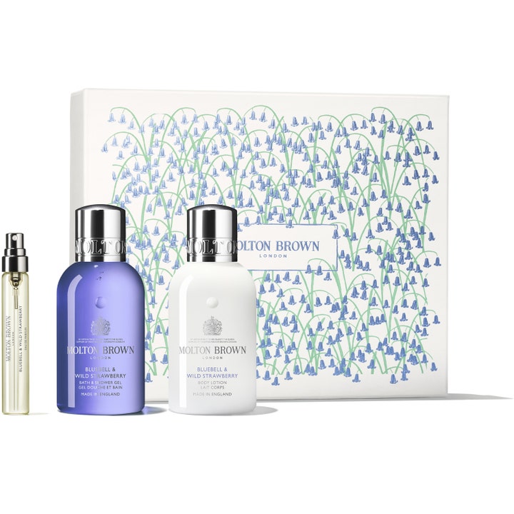Molton Brown Bluebell & Wild Strawberry gavesett med lilla dusjgelé og hvit lotion foran eske med blåklokker.
