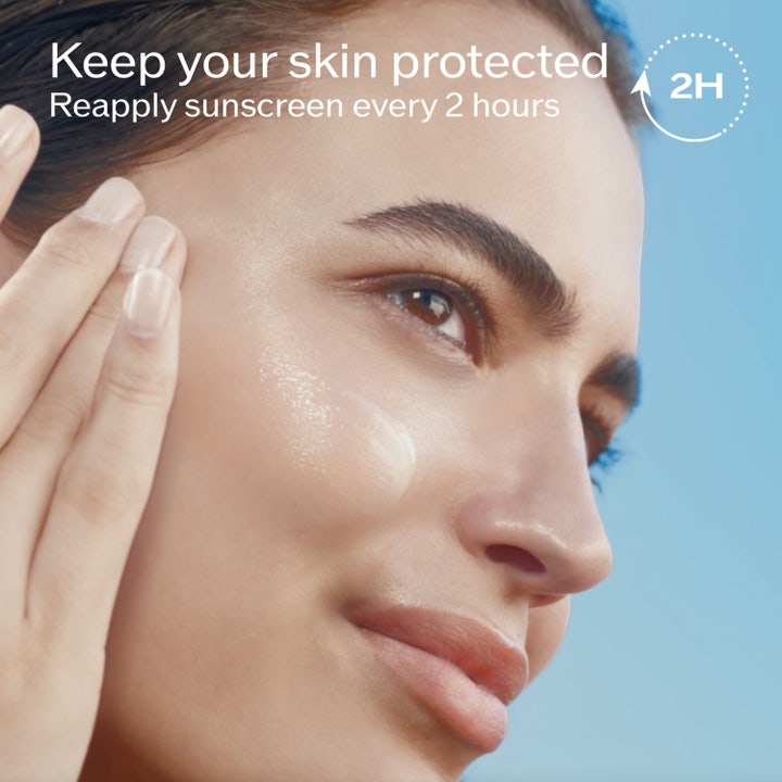 Shiseido Global Suncare Lotion Sensitive SPF 50 150 ml solkrem påføres hud med påminnelse om påføring hver 2. time