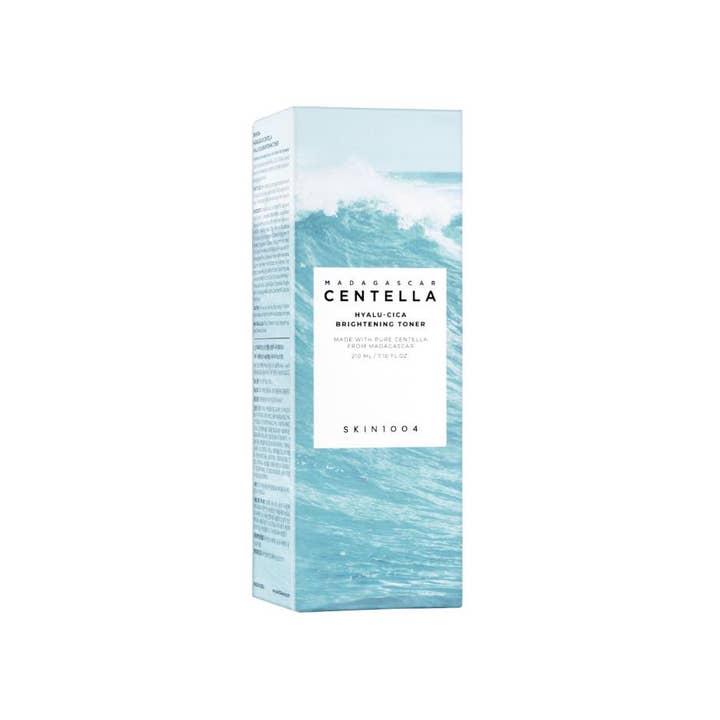 SKIN1004 Madagascar Centella Hyalu-Cica Brightening Toner 210 ml toner for glød i blå eske med bølgemotiv