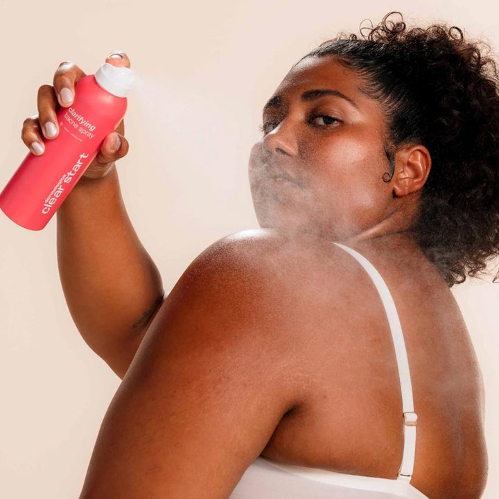 Dermalogica Clarifying Body Spray Duo mot kviser på ryggen sprayes på huden av en kvinne