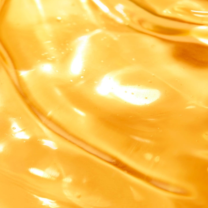 Nuxe Sun Tanning Oil SPF30 150 ml sololje med en glitrende og gyllen flytende tekstur som gir glød.