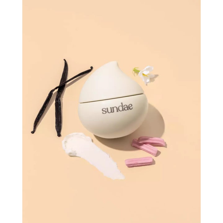 Sundae Whipped Body Moisturiser Velvety Vanilla 220 ml fuktighetskrem i hvit dråpeformet boks med vaniljestenger
