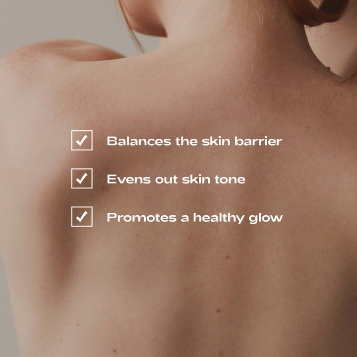 Bodyologist Skin Drencher Supercharged Body Lotion 275 ml balanserer hudbarrieren og gir glød vist på bar rygg.