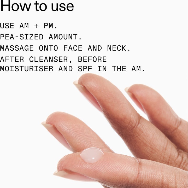 The INKEY List Polyglutamic Acid Serum 30 ml fuktighetsgivende serum vist som en dråpe på en fingertupp.